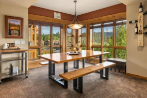 Cowboy Inspired 2BR with Panoramic Views and Hot Tub